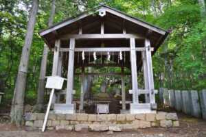 Wikipediaより：日光二荒山神社　中宮祠 1合目の山頂遥拝所　